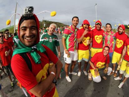 Torcedores mexicanos vestidos de 'Chapolin Colorado'.