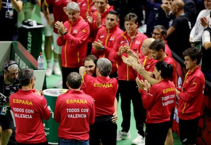 El equipo español de tenis aplaude a Nadal tras su homenaje.