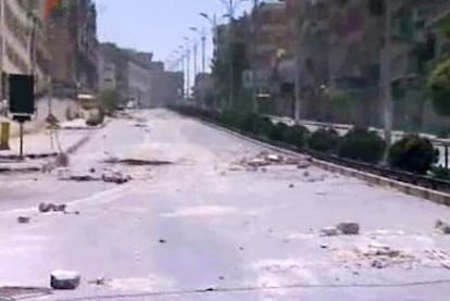 Imagen suministrada por la agencia oficial de noticias SANA que muestra una calle de Hama ayer.