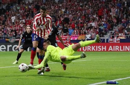 Mignolet despeja ante Morata en el Atlético-Brujas de este miércoles.