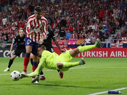 Mignolet despeja ante Morata en el Atlético-Brujas de este miércoles.