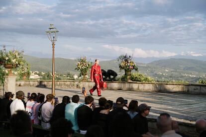 Parte del desfile de Marine Serre en la feria de moda masculina Pitti Uomo, en Florencia en junio de 2024.