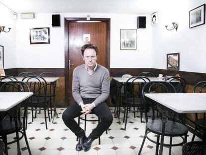El cantant i compositor de Mishima, David Carab&eacute;n, al bar Alegria de l&rsquo;Eixample de Barcelona.