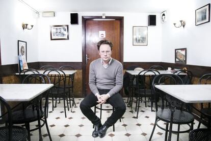 El cantant i compositor de Mishima, David Carabén, al bar Alegria de l’Eixample de Barcelona.