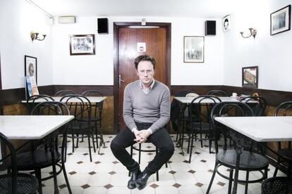 El cantant i compositor de Mishima, David Carab&eacute;n, al bar Alegria de l&rsquo;Eixample de Barcelona.