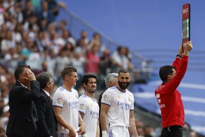 Los jugadores del Real Madrid Kroos, Isco y Benzema antes de salir al campo durante un cambio.