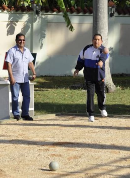 Ch&aacute;vez plays bolas criollas with his brother Ad&aacute;n in Cuba.