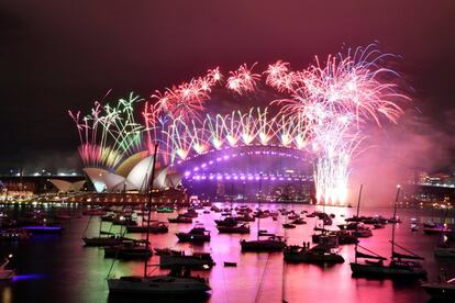 En Sídney, la ciudad más grande de Australia, se han disparado los famosos fuegos artificiales de Año Nuevo sobre la bahía, pero con la casi total ausencia de espectadores tras la aparición de un reciente brote de covid, en el norte de la ciudad, que suma unos 150 casos.