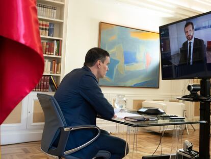 El presidente del Gobierno, Pedro Sánchez, durante una videoconferencia con el presidente del Partido Popular, Pablo Casado, el pasado 20 de abril.