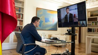 El presidente del Gobierno, Pedro Sánchez, durante una videoconferencia con el presidente del Partido Popular, Pablo Casado, el pasado 20 de abril.