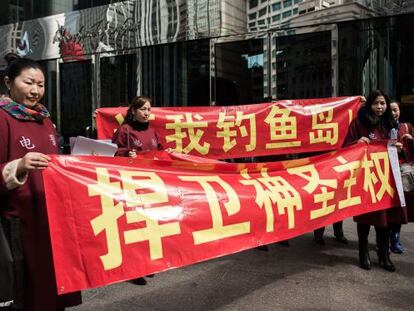 Un grupo de manifestantes protestan contra la política de Japón sobre las islas Senkaku en Hong Kong.
