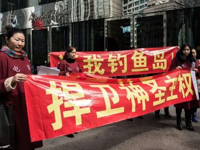 Un grupo de manifestantes protestan contra la política de Japón sobre las islas Senkaku en Hong Kong.