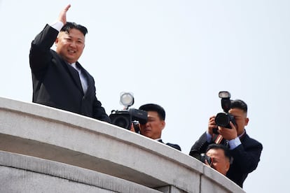 Después de pasar revista a su guardia de honor, Kim, vestido con un traje de color negro, supervisó a las tropas que desfilaron por la plaza Kim Il-sung, junto a las máximas autoridades militares del país, mostró la televisión estatal en una transmisión en directo. En la imagen, el líder norcoreano Kim Jong-un saluda a su llegada al desfile.