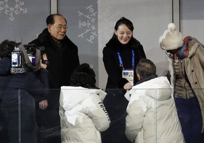 El presidente de Corea del Sur, Moon Jae-in (abajo a la derecha), saluda a Kim Yo Jong, la hermana del líder norcoreano Kim Jong Un, durante la ceremonia de inauguración de los Juegos Olímpicos de Invierno 2018 en Pyeongchang.