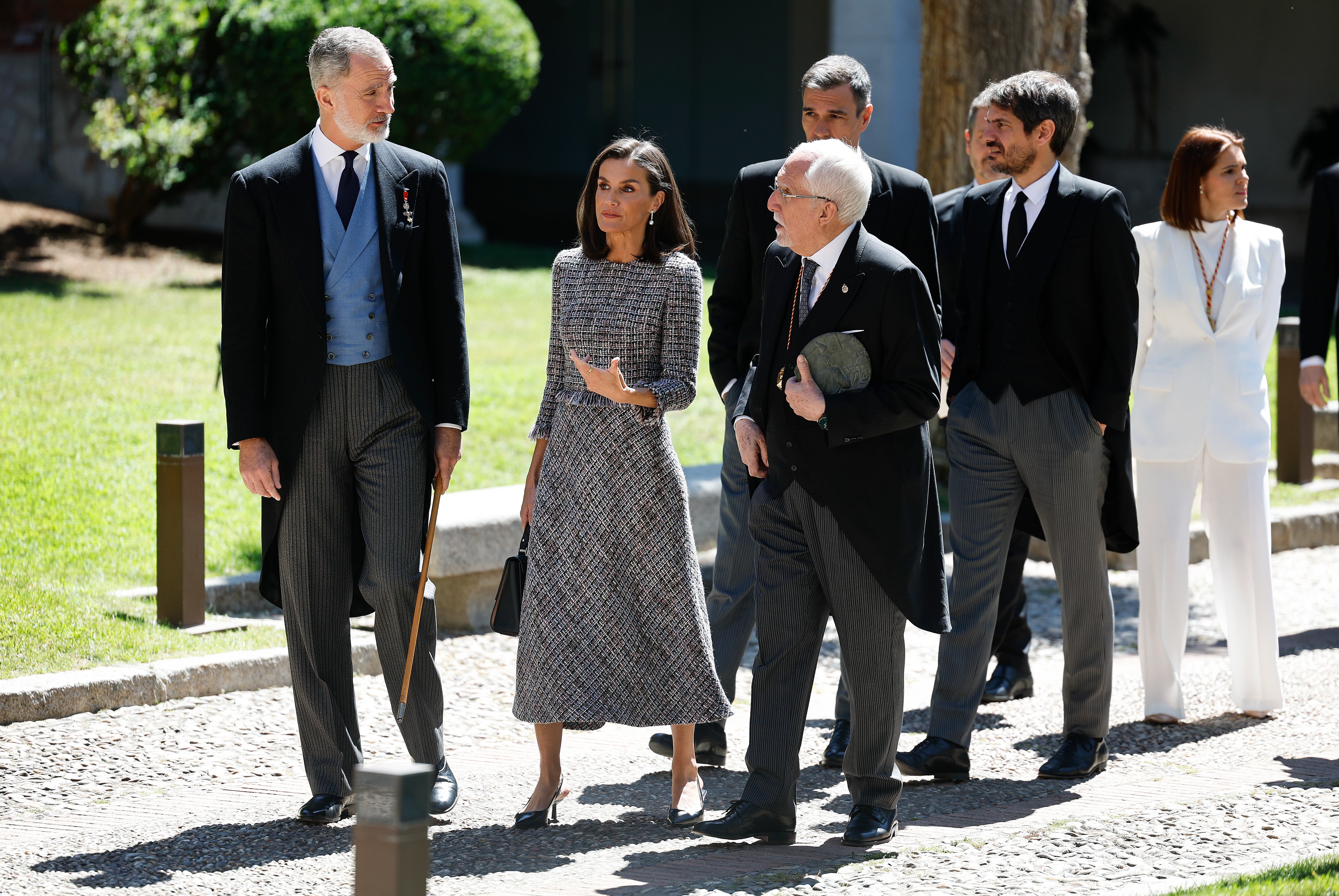 Los Reyes conversan con el galardonado tras la ceremonia. 