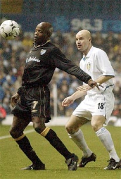 Dely Valdés protege el balón durante el partido del jueves.