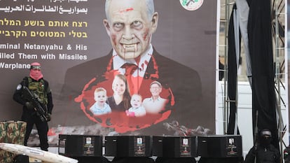 The four coffins on stage, with the image of Netanyahu presented as a vampire and the four dead, this Thursday near Jan Yunis, in Gaza.