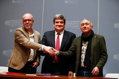 El ministro de Inclusión y Seguridad Social, José Luis Escrivá (c), y los secretario generales de CCOO y UGT, Unai Sordo (i) y Pepe Álvarez (d), tras la firma del acuerdo para la última parte de la reforma de las pensiones. EFE/ Javier Lizon