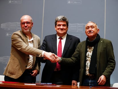 El ministro de Inclusión y Seguridad Social, José Luis Escrivá (c), y los secretario generales de CCOO y UGT, Unai Sordo (i) y Pepe Álvarez (d), tras la firma del acuerdo para la última parte de la reforma de las pensiones. EFE/ Javier Lizon