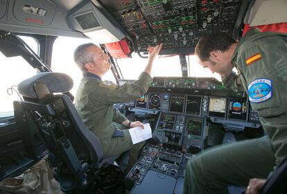 Los pilotos de un Airbus AM400 Atlas preparan el aparato antes del vuelo de demostración en la Base Aérea de Zaragoza, donde se encuentra el Ala 31. A diferencia de los Hércules, este Airbus puede volar más rápido a diversas alturas.