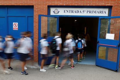 Varios niños entran al CEIP Maestro Padilla de Madrid, en el inicio del curso escolar para los alumnos de Primaria en la Comunidad de Madrid el pasado 7 de septiembre.