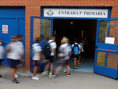 Varios niños entran al CEIP Maestro Padilla de Madrid, en el inicio del curso escolar para los alumnos de Primaria en la Comunidad de Madrid el pasado 7 de septiembre.