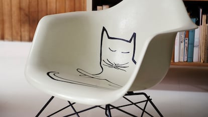 Butaca Eames Shell con gato de Saul Steinberg en la Casa Eames en Pacific Palisades (California).