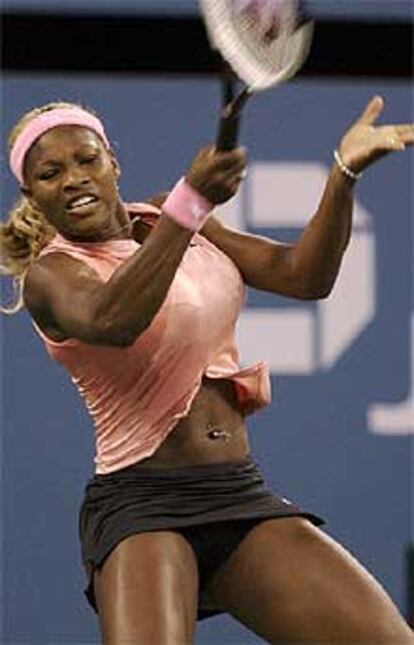 Serena Williams golpea de derecha en el pasado Open de Estados Unidos.