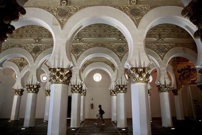 Una turista caminaba por el interior de la sinagoga transformadaen la iglesia Santa María la Blanca (Toledo).