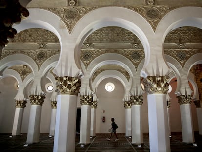 Una turista caminaba por el interior de la sinagoga transformadaen la iglesia Santa María la Blanca (Toledo).