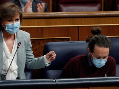 La vicepresidenta primera del Ejecutivo, Carmen Calvo, durante su intervención en la sesión de control al Gobierno, este miércoles.. A su lado, el vicepresidente segundo, Pablo Iglesias.