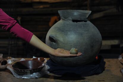 Imagen de la olla de cuerpo globular donde los arqueólogos encontraron restos óseos y sobre la que los mexicas colocaron cuatro vasijas a modo de tapa.
