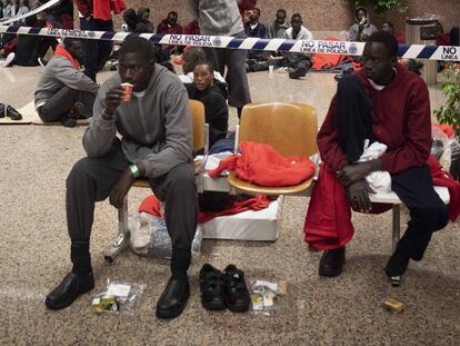 Migrantes esperan a ser atendidos tras el colapso de los centros de acogida