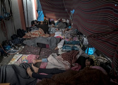 Un grupo de desplazados duermen en el suelo del hospital Nasser, este martes en  Jan Yunis.