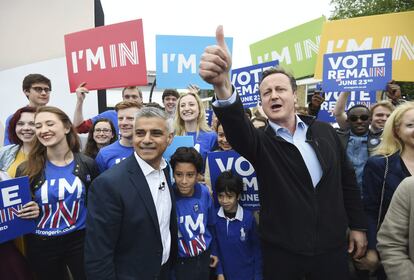 David Cameron (derecha), y el alcalde de Londres, Sadiq Khan (izquierda), junto a simpatizantes durante un acto de campaña a favor de que el Reino Unido se quede en la Unión Europea, el 30 de mayo de 2016 en Londres.