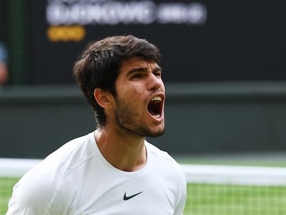 Carlos Alcaraz celebra un punto durante la final en la Centre Court de Wimbledon.