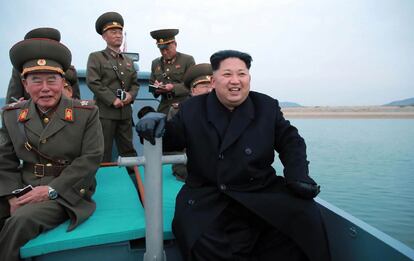 Kim Jong-un en el destacamento de defensa en el islote de Mahap en el condado de Ongjin, Hwanghae del sur. La fotografía sin fecha fue publicada por la KCNA el 11 de noviembre de 2016.