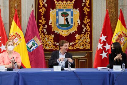 La concejal de Seguridad, Inmaculada Sanz, el alcalde de Madrid, José Luis Martínez-Almeida, y la vicepresidenta, Begoña Villacís, al inicio de la Junta Local de Seguridad del Ayuntamiento, celebrada este viernes en la Casa de la Villa.