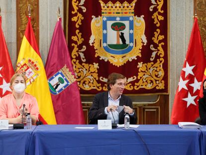 La concejal de Seguridad, Inmaculada Sanz, el alcalde de Madrid, José Luis Martínez-Almeida, y la vicepresidenta, Begoña Villacís, al inicio de la Junta Local de Seguridad del Ayuntamiento, celebrada este viernes en la Casa de la Villa.