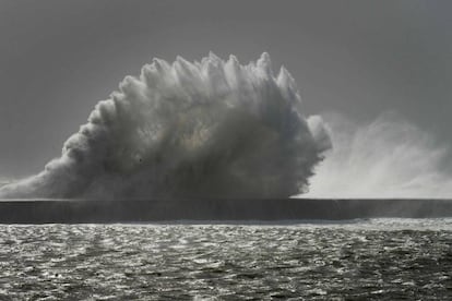 Un ola rompe contra el puerto de Ciudad del Cabo (Sudáfrica), en un día de tormenta.