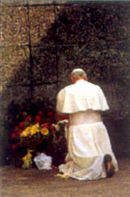 O papa João Paulo II reza em Auschwitz (Polônia).