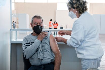 Un hombre recibe la vacuna en el recinto ferial de Ibiza el lunes.