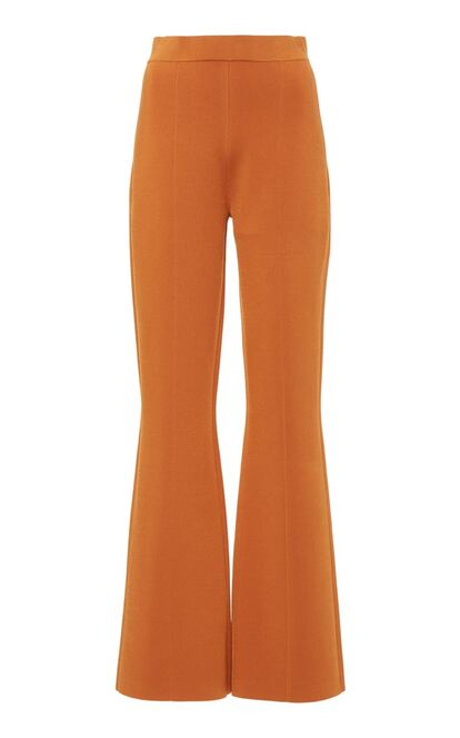 Para subir un poco la temperatura, apuesta por colores cálidos como este naranja calabaza que propone la firma Joseph. Unos pantalones de punto acampanados con el que darle un aire setentero a tus looks caseros o de calle. Tienen un precio de 474 euros.