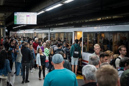 Pasajeros acceden a un tren de Media Distancia con dirección a Tarragona en la estación de Sants.