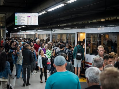 Viajeros accediendo al tren en la estación de Sants, en Barcelona