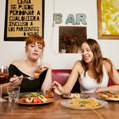 06/03/2024 - Gastronomic meeting with actresses Irene Escolar and Itsaso Arana at 'La Taberna Errante' in Madrid for the special Gastronomy issue of El País Semanal - ©Jacobo Medrano ----PIEFOTO---- Itsaso Arana ( left) and Irene Escolar enjoy their food.