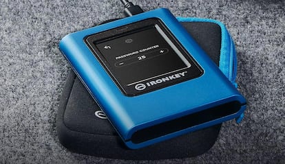 Disco externo Kingston IronKey Vault Privacy 80 con su funda