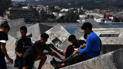 Algunos menores migrantes en Ceuta, fuera de los centros de acogida.