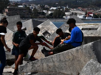 Algunos menores migrantes en Ceuta, fuera de los centros de acogida.
