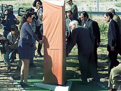 Inauguración oficial de una autovía. PLANO GENERAL - ESCENA